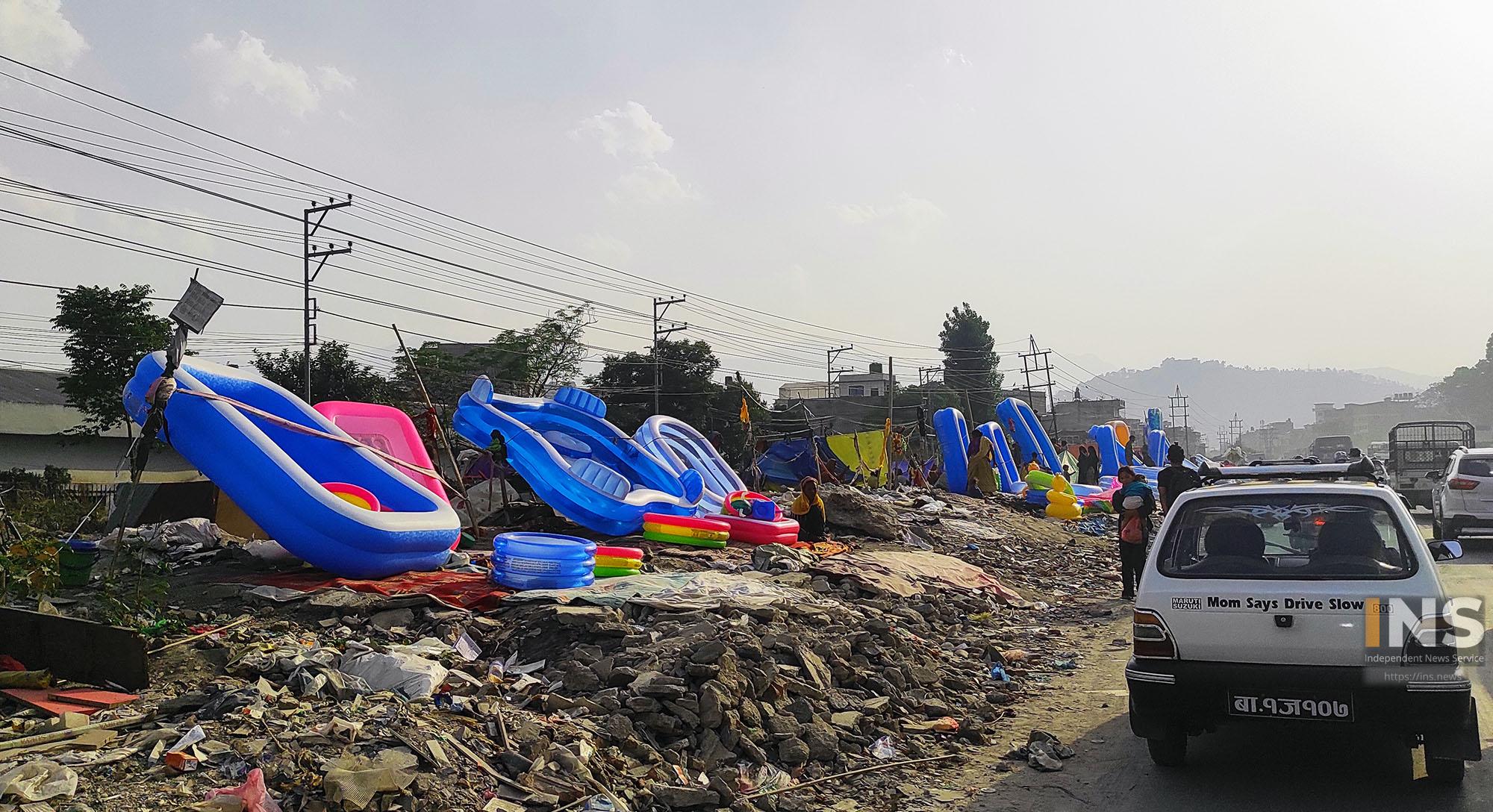 पौडीका साधनः काठमाडौँ गर्मी बढेसँगै बेच्न राखिएका बालाजु चक्रपथमा क्षेत्रमा बालबालिकाले पानी भरेर पौडी खेल्न मिल्ने ट्युब।