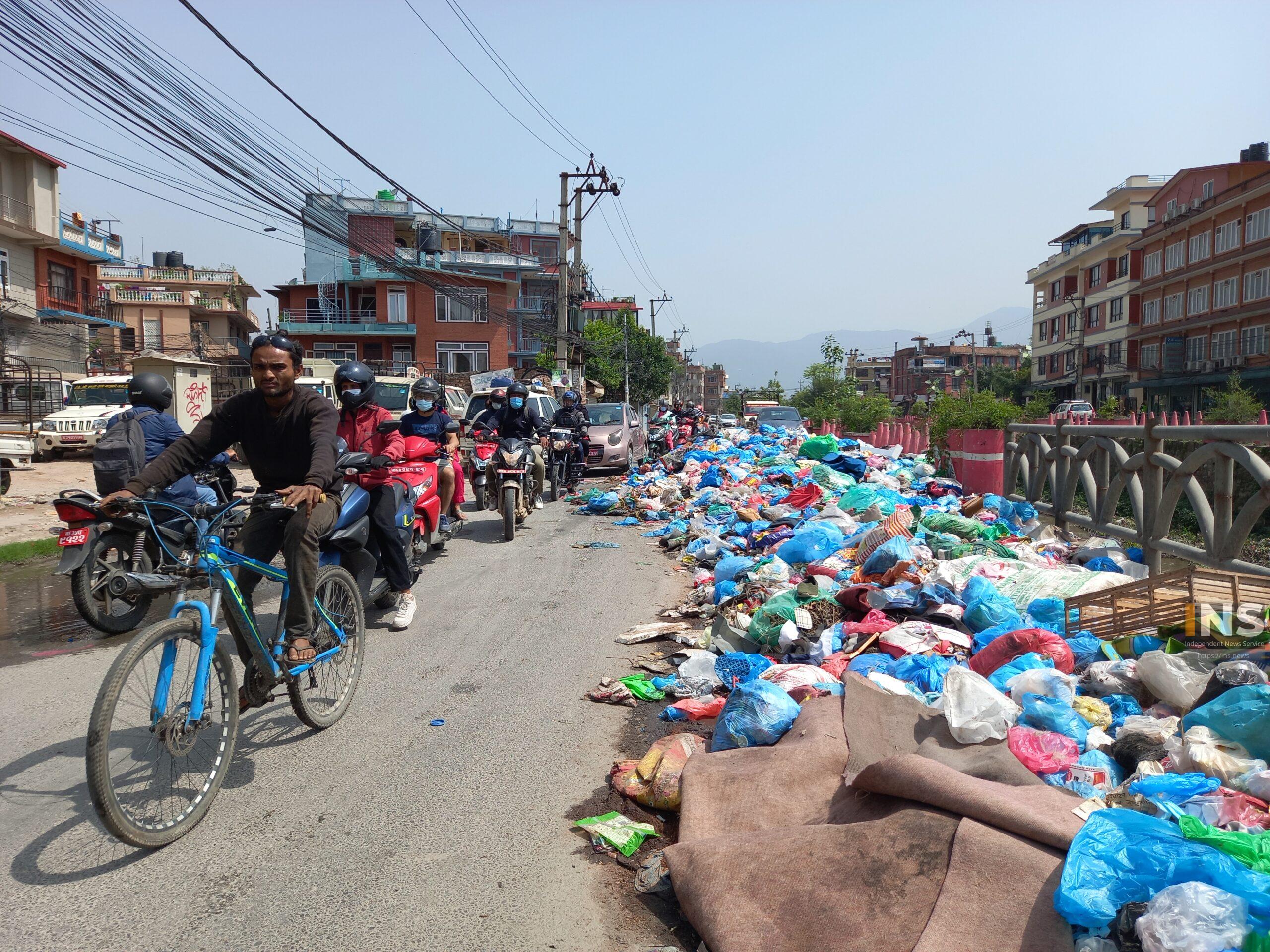काठमाडौमा जताततै फोहोरको डङ्गुरः मस्त निन्द्रामा महानगर